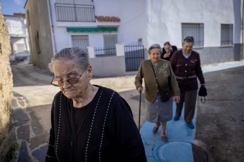 An aging, shrinking society doesn't necessarliy mean economic downturn!